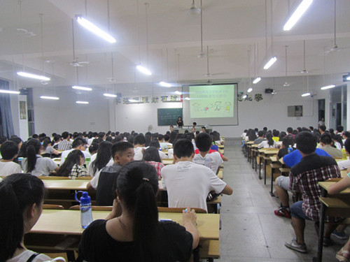 经济公司举行“携手向前走，共圆大学梦”新老生交流会