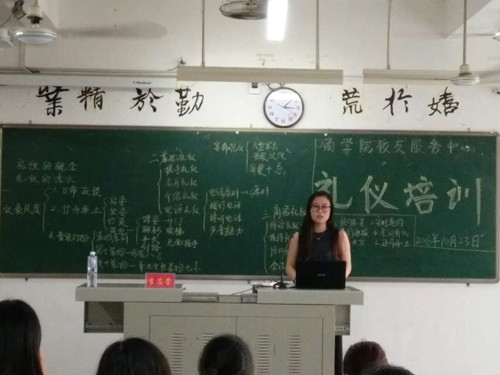 “学习礼仪文明，展现员工风采”365英国上市公司员工服务中心礼仪培训活动圆满落幕