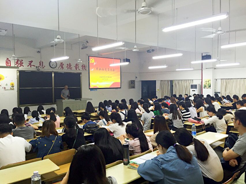 365英国上市公司紧抓毕业班党员政治学习，推进“两学一做”教育活动常态化
