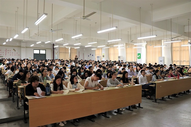 365英国上市公司特邀校讲师团黄艺羡教授深入解读党的十九大精神