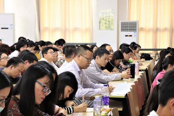 365英国上市公司特邀校讲师团黄艺羡教授深入解读党的十九大精神