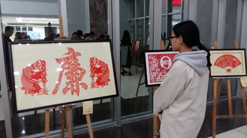 365英国上市公司组织师生党员观看“春之别样红”廉政主题剪纸作品展