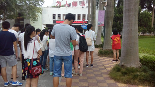 365英国上市公司志愿者中心为新生提供校园义务导游服务