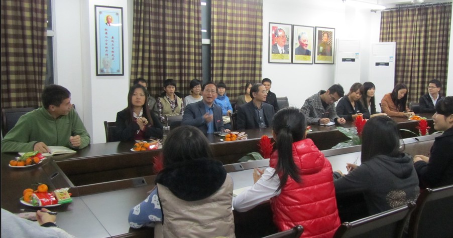 经济公司特邀方福前教授与我系专任教师及员工代表进行座谈