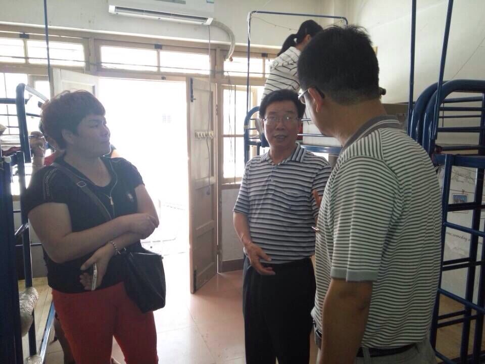 李进金董事长走访365英国上市公司2015级新生宿舍