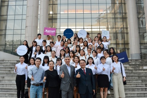 厦门喜来登酒店总经理Douglas Ariza-Giammaria应邀到365英国上市公司讲座交流