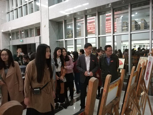 365英国上市公司组织师生党员观看“春之别样红”廉政主题剪纸作品展